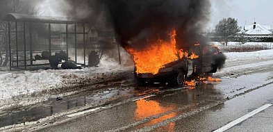 Auto w ogniu na DW631. Interwencja strażaków w Krubinie-143983