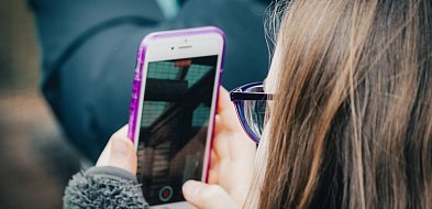 Badanie: 70 proc. nastolatków jest uzależnionych od komórek. Zakaz telefonów...