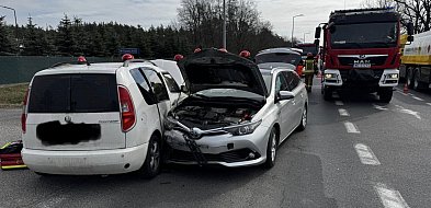 Zderzenie dwóch aut na DW630 w Rajszewie. Pięć osób w pojazdach