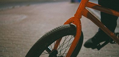 Pechowy finał rowerowej przejażdżki w Chotomowie. Interweniowała straż