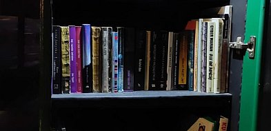 Zabierał książki z "książkobudki" w Dosinie. Po przesłuchaniu zaczął je oddawać