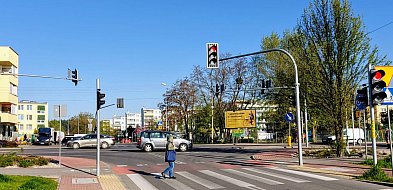 Kolizja w Legionowie. 27-latek staranował słup i odjechał – był pijany