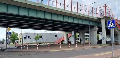 Słupki zamiast "dzikiego" parkingu. Urząd Miasta wyjaśnia zmiany pod wiaduktem