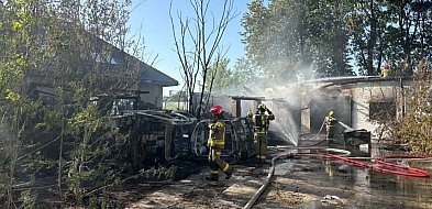 Legionowo: Słup czarnego dymu nad miastem. Ogień strawił garaże i dwa samochody