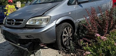Chotomów: Opel zawisł na rondzie. Kierowca miał ponad 2,5 promila