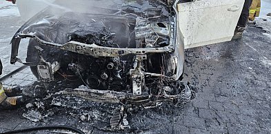 Spięcie przy ładowaniu akumulatora wywołało pożar auta. Ogień zagrażał budyn...