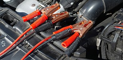 Spięcie przy ładowaniu akumulatora wywołało pożar auta. Ogień zagrażał budyn...