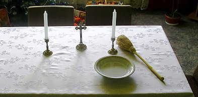 Polacy nie chcą już przyjmować księdza jak dawniej. Odwracają się od tego...