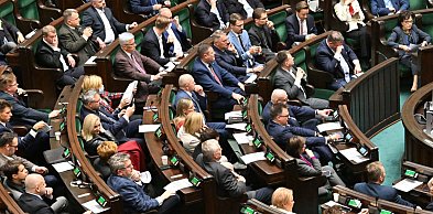 Większe uposażenia i wyższe dodatki. Seria podwyżek dla posłów