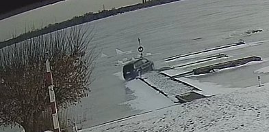 Jeździł autem po lodzie. Zniszczył pomost należący do WOPR-u [WIDEO]