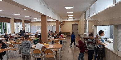 Kawa zostaje, więcej dań bez mięsa. Zmiany w szkolnych stołówkach