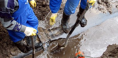 Legionowo: Przy Husarskiej pękła rura wodociągowa. Woda uszkodziła chodnik