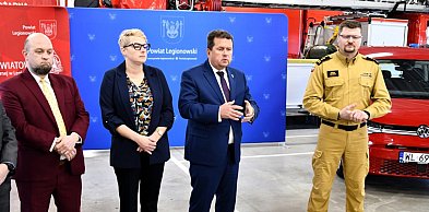 Legionowo: Strażacy dostali nowy samochód i sprzęt. Pomoże w akcjach