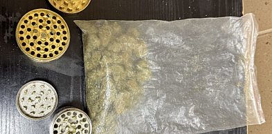 Legionowo: 21-latek spał z kolegą w samochodzie. Miał narkotyki