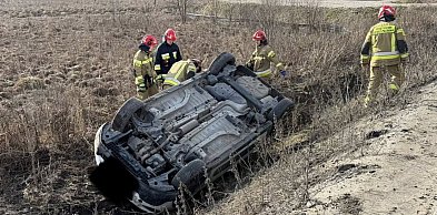 Dachowanie na DK61 w Michałowie-Reginowie. Citroen w rowie, jedna osoba w szpi...
