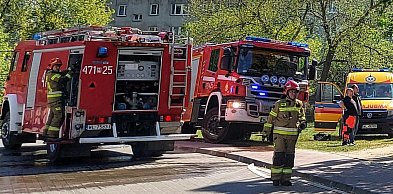 Legionowo: Pożar w bloku przy Hubala. Paliły się rzeczy na balkonie