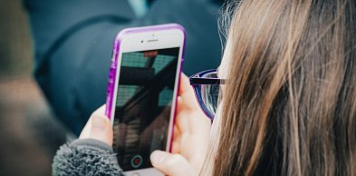 Badanie: 70 proc. nastolatków jest uzależnionych od komórek. Zakaz telefonów...