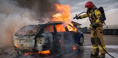 Wierzbica: Auto zapaliło się w czasie jazdy. Spłonęło prawie doszczętnie