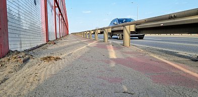 Legionowo: Brudny chodnik na wiadukcie. Kiedy go posprzątają?