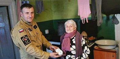 OSP i PSP wspólnie dla bezpieczeństwa. Czujki czadu i dymu trafiły do mieszk...