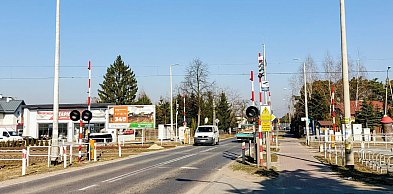 Michałów-Reginów: Trzy auta zderzyły się na DW632 przed przejazdem kolejowym