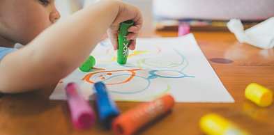 Apel o zakaz zdjęć dzieci w sieci. MEN przyznaje: ryzyko jest poważne