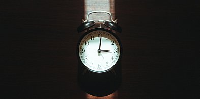 Zmiana czasu na letni. Pracujesz w nocy? Pensja bez zmian, ale jeden dodatek...