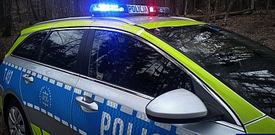 Groźne zdarzenie w Łajskach. Kierowca zakleszczony w aucie