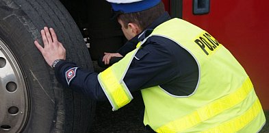 Uszkodzony autokar miał zawieźć dzieci na wycieczkę. Surowy mandat dla...