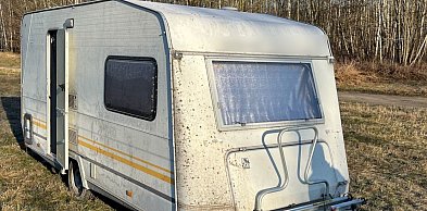 Tragiczne odkrycie w przyczepie kempingowej. W środku znaleziono ciało 43-latka