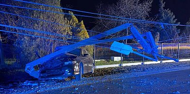 Stanisławowo: Pijany 17-latek zakończył jazdę na słupie. Nie miał prawa jazdy