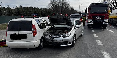Zderzenie dwóch aut na DW630 w Rajszewie. Pięć osób w pojazdach