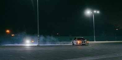 Nowe przepisy już obowiązują. Za drift min. 1500 zł i trzy miesiące bez prawka