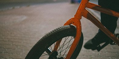 Pechowy finał rowerowej przejażdżki w Chotomowie. Interweniowała straż