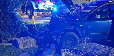 Janówek Pierwszy: Audi staranowało ogrodzenie. Kierowca uciekł