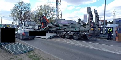 Betonowe płyty spadły z ciężarówki. Groźna sytuacja w Rembelszczyźnie