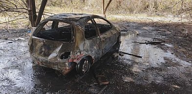 Góra: Pożar samochodu na terenie byłego PGR-u