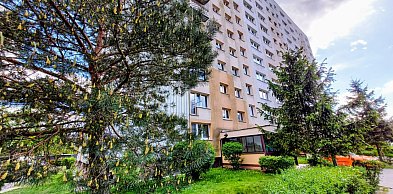 Legionowo: Akcja służb przy Norwida. Strażacy wyważyli drzwi do mieszkania