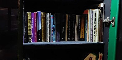 Zabierał książki z "książkobudki" w Dosinie. Po przesłuchaniu zaczął je oddawać