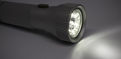 Latarka na broni czy w dłoni – która technika jest bezpieczniejsza?