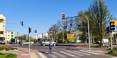 Kolizja w Legionowie. 27-latek staranował słup i odjechał – był pijany