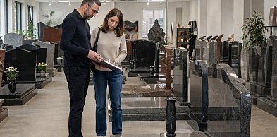 Z czego nagrobek? Granit, marmur, piaskowiec, kompozyt?