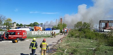 Groźny pożar hałdy śmieci w Nowym Modlinie