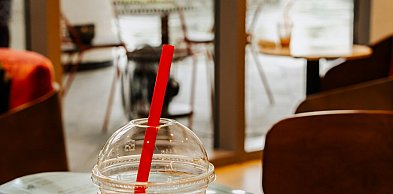 Plastikowe słomki wciąż w użyciu. Wykorzystują lukę w przepisach