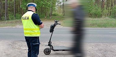 Pijany 16-latek na hulajnodze. Wpadł, bo przekroczył podwójną ciągłą