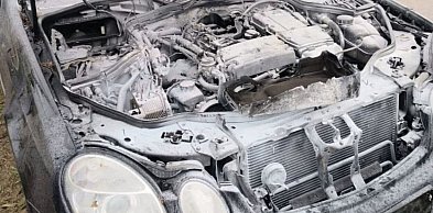 Skrzeszew: Mercedes zapalił się przy ul. Nowodworskiej. Spłonęła część...