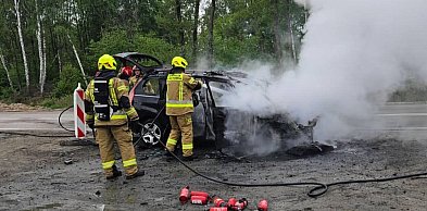 Wieliszew: Na przebudowywanej DK61 auto stanęło w ogniu