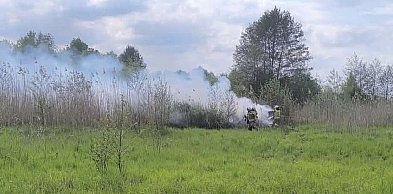 Pożar samochodu w pobliżu jeziora Góra. Auto nie miało tablic rejestracyjnych