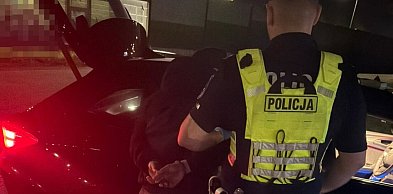 Jabłonna: Uderzył w krawężnik i urwał koło. Kierujący skodą był pijany...