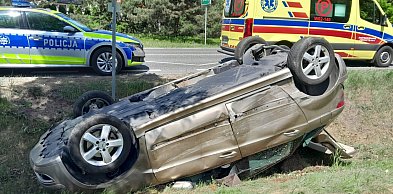 Gmina Serock: Wymuszenie pierwszeństwa na DK62. Mercedes dachował w rowie